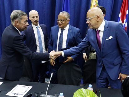 Gerardo Blyde, líder de la delegación opositora, y Jorge Rodriguez se dan la mano tras firmar el acuerdo de Barbados, el 17 de octubre.