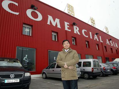 Mao Feng, propietario del Centro Comercial Asia, un almac&eacute;n de venta mayorista ubicado en Fuenlabrada, al sur de Madrid.