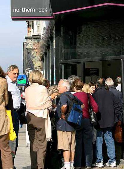 Clientes de Northern Rock, se agolpan en una oficina de la entidad en Londres.