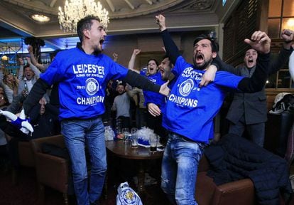 La euforia de los hinchas del Leicester después del gol del empate de Hazard que daba el título al equipo de Ranieri. 