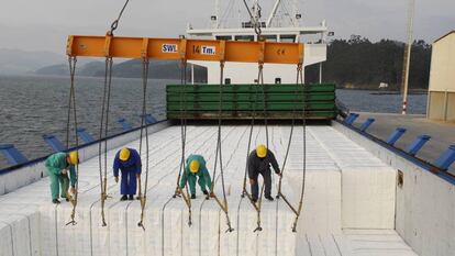 Carga de un barco de celulosa de Ence, en Ribadeo.