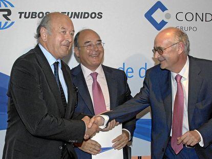 Los directivos de Tubos Reunidos y del Grupo Condesa firmando la fusión que un año después deshicieron