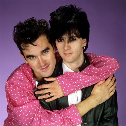 Morrissey se abraza a Johnny Marr cuando lideraban The Smiths.