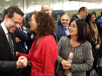 En foto, María Jesús Montero, saluda Javier Fernández-Lasquetty (i), al inicio de la reunión del Consejo de Política Fiscal y Financiera (CPFF). En vídeo, el conflicto entre barones socialistas y el Gobierno