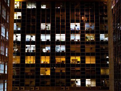 Edificio iluminado de noche en Madrid.