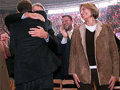 José Luis Rodríguez Zapatero, de espaldas, y Felipe González se abrazan en el acto del sábado.