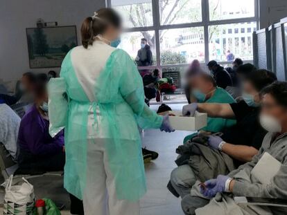 Imagen cedida por el personal del hospital 12 de Octubre de Madrid que refleja la situación de una de las salas de espera