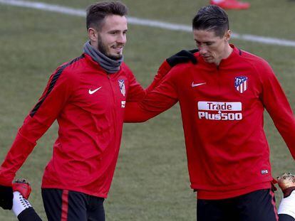 Saúl Níguez y Fernando Torres durante un entrenamiento.