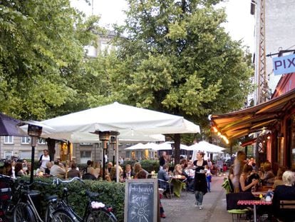 Terraza del caf&eacute; Pixie, en la plaza Bopa, una de las m&aacute;s animadas del barrio de &Oslash;sterbro, en Copenhague.