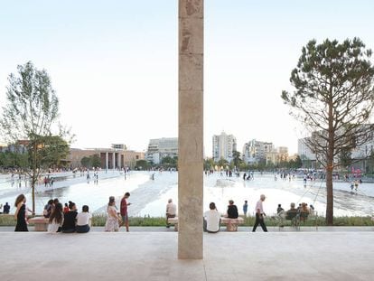 Vista parcial de la enorme plaza de Skanderbeg de Tirana, premiada ahora con un premio europeo.