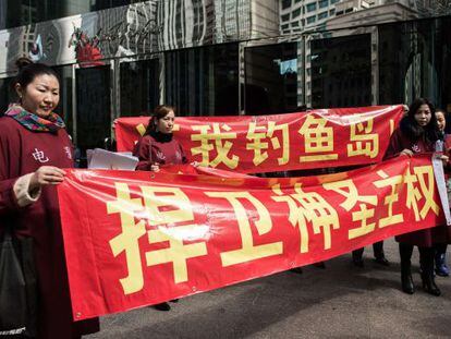 Un grupo de manifestantes protestan contra la política de Japón sobre las islas Senkaku en Hong Kong.