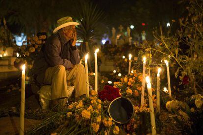 Habitantes ofrendan comida, bebidas y flores a sus muertos y los acompañan durante toda la noche en un cementerio de Santa Maria Atzompa, Oaxaca
