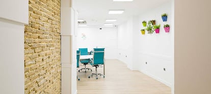 Tres salas coworking , varias zonas de descanso, una sala reuniones y una oficina privada. ¿Para qué quieres más?
