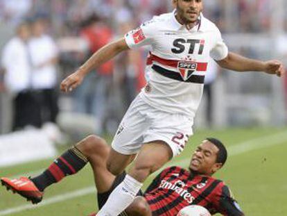 Douglas, de blanco, con un partido del S&atilde;o Paulo.