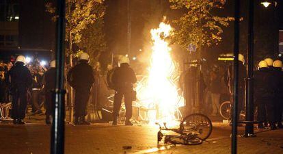 Fuerzas antidisturbios de la polic&iacute;a intentan disolver a los grupos de j&oacute;venes en el pueblo de Haren, al norte de Holanda.