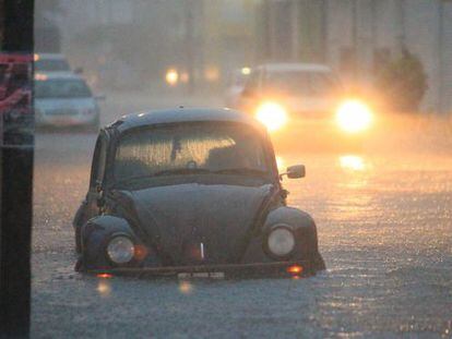 Un coche inundado en las calles del puerto de Veracruz.