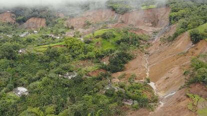 Captura de pantalla de un video que muestra el deslizamiento de tierra ocurrido en la vía Popayán - Pasto.