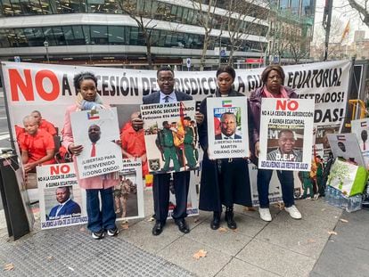 Familiares de los cuatro secuestrados de nacionalidad ecuatoguineana durante una reciente protesta frente a la Audiencia Nacional, en Madrid.