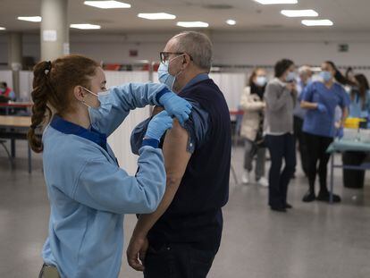 Una enfermera inocula una dosis de la vacuna contra la covid-19 en la facultad de Derecho de Sevilla.