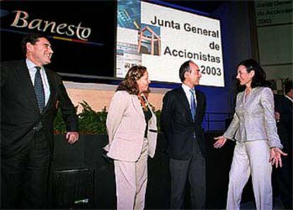 Ana Patricia Botín (a la derecha) saluda a los nuevos consejeros Isabel de Polanco y Rafael del Pino en presencia de Matías Rodríguez Inciarte (a la izquierda).