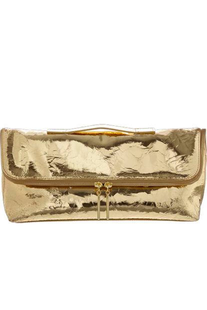 Los clutches se reducen a la mínima expresión como esta alternativa dorada del 31 Minute Bag de 3.1 Phillip Lim, disponible en Barney's (500 euros).