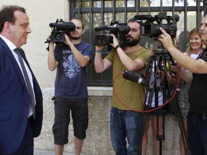 El fiscal del caso N&oacute;os, Pedro Horrach, pasa ante unos c&aacute;maras poco antes de la rueda de prensa que ha ofrecido frente a la sede de la Fiscal&iacute;a en Palma.