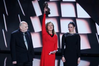 La actriz Eulalia Ramón, viuda del director Carlos Saura, y sus hijos Antonio y Anna recogen el Goya de Honor.
