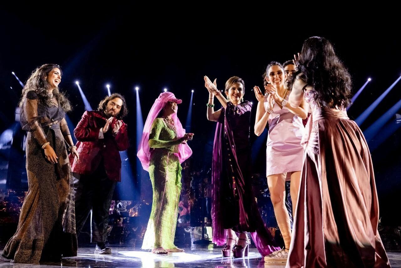 Radhika Merchant y Anant Ambani en el escenario con Rihanna, junto a más invitados, durante las celebraciones de su preboda.