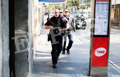 Miembros de la policía recorren una calle de Barcelona.