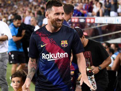 Leo Messi junto a su hijo Mateo, en el Camp Nou.