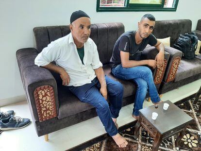 Akran Abu Qaida (derecha) y su padre, Mohamed, el miércoles en Beit Hanun (Gaza).