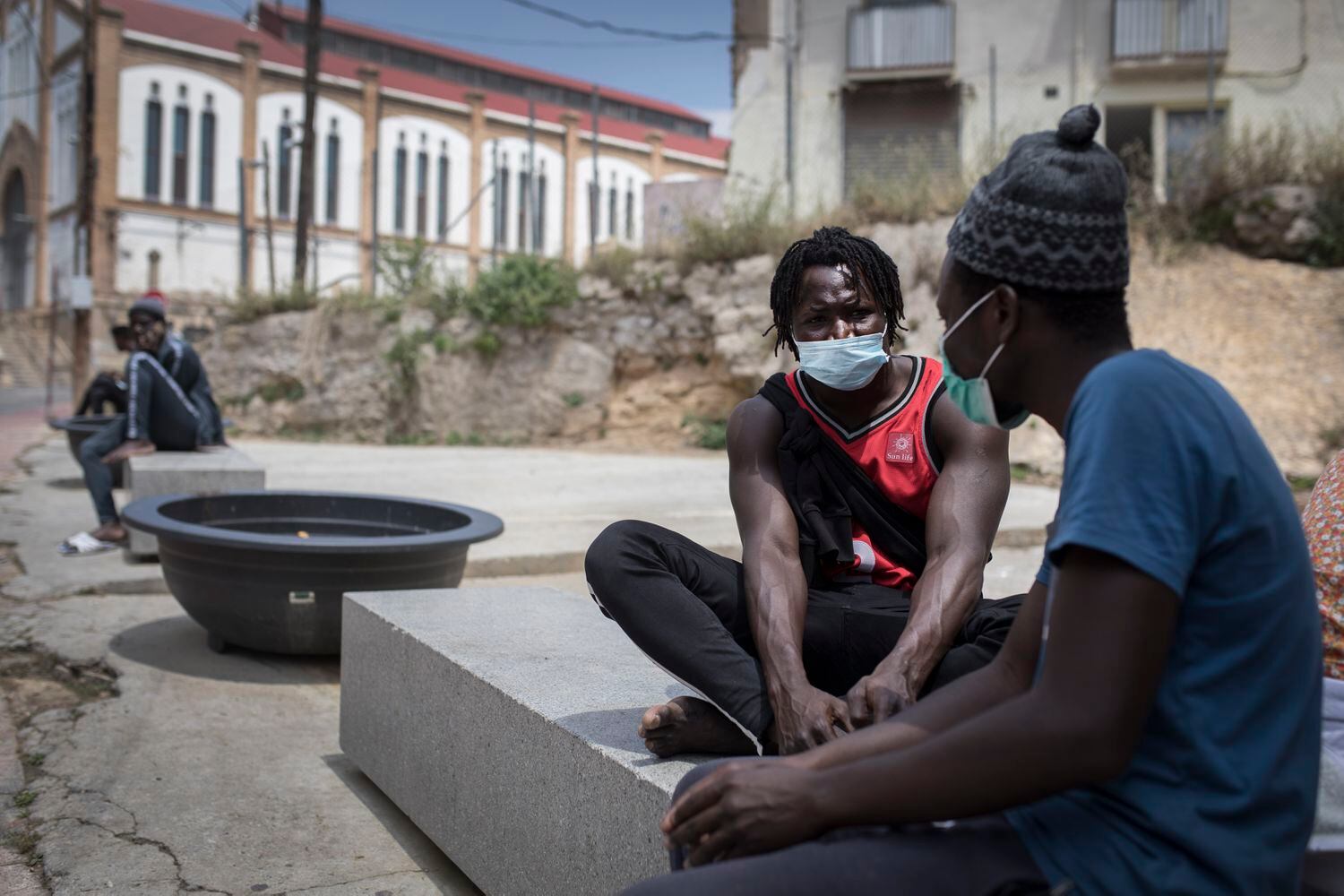 Moustapha y Mourtada, de Senegal, conversan frente a la casa de la Fusta. 