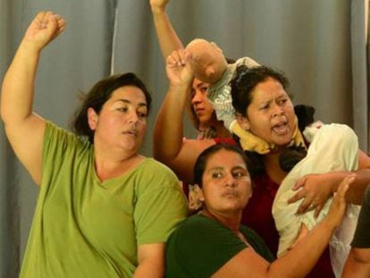 El documental  Cachada  muestra a una compañía compuesta por vendedoras ambulantes de El Salvador que ha terminado de gira por el mundo retratando el ciclo perverso de la violencia de género
