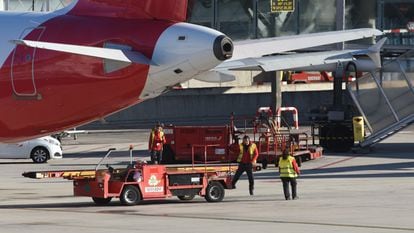 Trabajadores durante la huelga del handling de Iberia convocada por UGT y CCOO en el en el aeropuerto Adolfo Suárez Madrid-Barajas, a 7 de enero de 2024, en Madrid