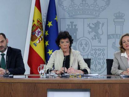 José Luis Ábalos, Isabel Celaá y Nadia Calviño, tras el Consejo de Ministros.