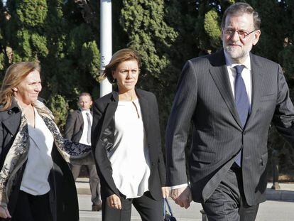 Rajoy llega al tanatorio con su esposa y Cospedal.