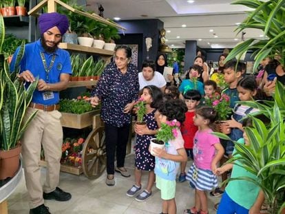 Un grupo visita el Dubái Garden Center.