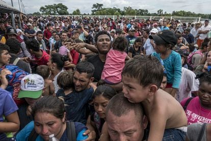 Arriba del el puente fronterizo. una gran cantidad de migrantes continúan pegados a la cerca de fierro que bloquea el ingreso a México.