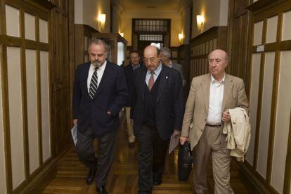 El presidente de la Fundación Santillana y del Grupo PRISA, Ignacio Polanco; el rector de la UIMP, Salvador Ordóñez, y el dibujante José María Pérez, 'Peridis'.