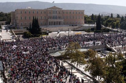 Aspecto de la manifestación frente al Parlamento en una jornada de huelga general de 24 horas. Según la policía 35.000 personas han asistido a la protesta.