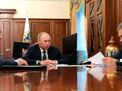 Putin (C) con sus ministros de Exteriores, Lavrov (I), y Defensa, Shoigu (D), este jueves.