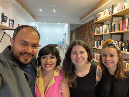Guillermo Quijas-Corzo y Vania Reséndiz Cerna, editores de Almadía, con la librera Sofía Balbuena y la autora Vanessa Londoño en la librería Lata Peinada de Madrid.