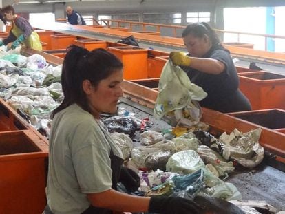 Mujeres, en una planta de separación de residuos en Argentina