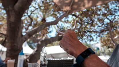 Un hombre fuma en una terraza del parque San Telmo, en Las Palmas de Gran Canaria.