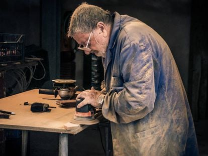 Hombre mayor trabajando en un taller.