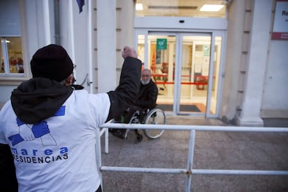 Miembros de la Marea de Residencias este lunes concentrados a las puertas de la residencia de mayores de Madrid "Gran Residencia", cuya directora fue imputada en diciembre por homicidio por no derivar a una residente a un centro hospitalario.