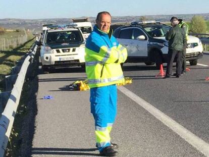 El cuerpo del marroquí fallecido permanece tapado en el arcén.