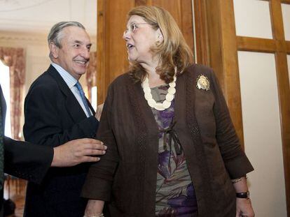 Jos&eacute; Mar&iacute;a Mar&iacute;n, presidente de la CNMC, junto a Elvira Rodr&iacute;guez, de la CNMV, en las jornadas de la UIMP y la APIE, en Santander.