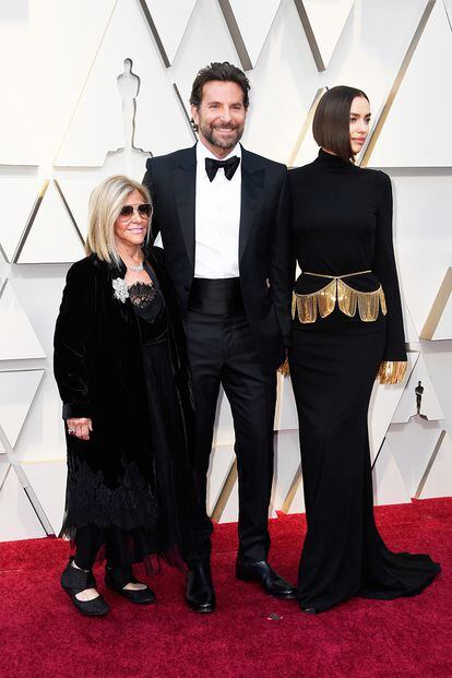 Bradley Cooper (de Tom Ford) junto a su madre, Gloria Campano, y su pareja, la modelo Irina Shayk (de Burberry). Como era de esperar, Rami Malek le arrebató el Oscar a mejor actor.
