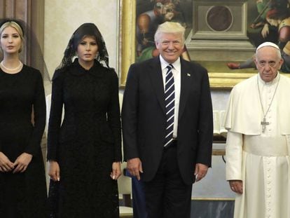 De izquierda a derecha: Ivanka, Melania y Donald Trump con el Papa, el martes en el Vaticano.
